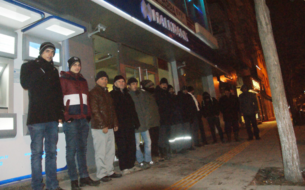 Ev sahibi olmak için dondurucu soğukta banka önünde nöbet Haber