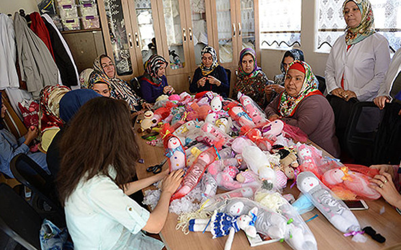 Savaş mağduru çocuklar için bez bebek yapıyorlar