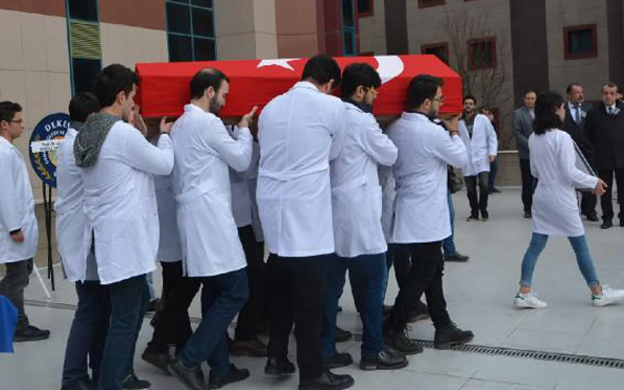 En Siradisi Cenaze Profesoru Mezara Gommek Yerine Internet Haber