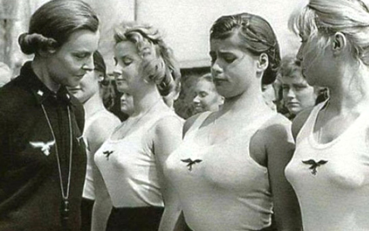 nazi almanya sinda genc kizlari boyle