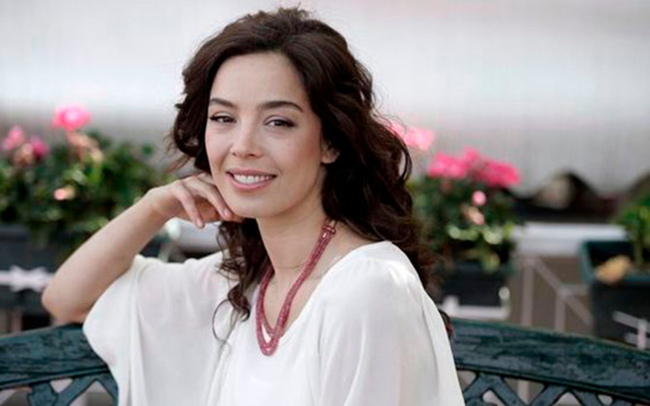 Азра аксу. Азра акын турецкая актриса. Азра Акин фото актриса Турция. Азра акын Пойраз Караэль. Азра акын фото.