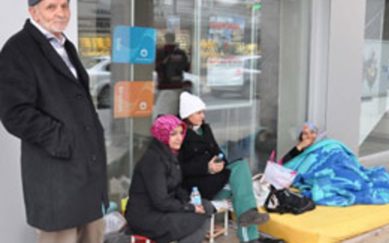 Banka önünde 12 günlük ev nöbeti Haber