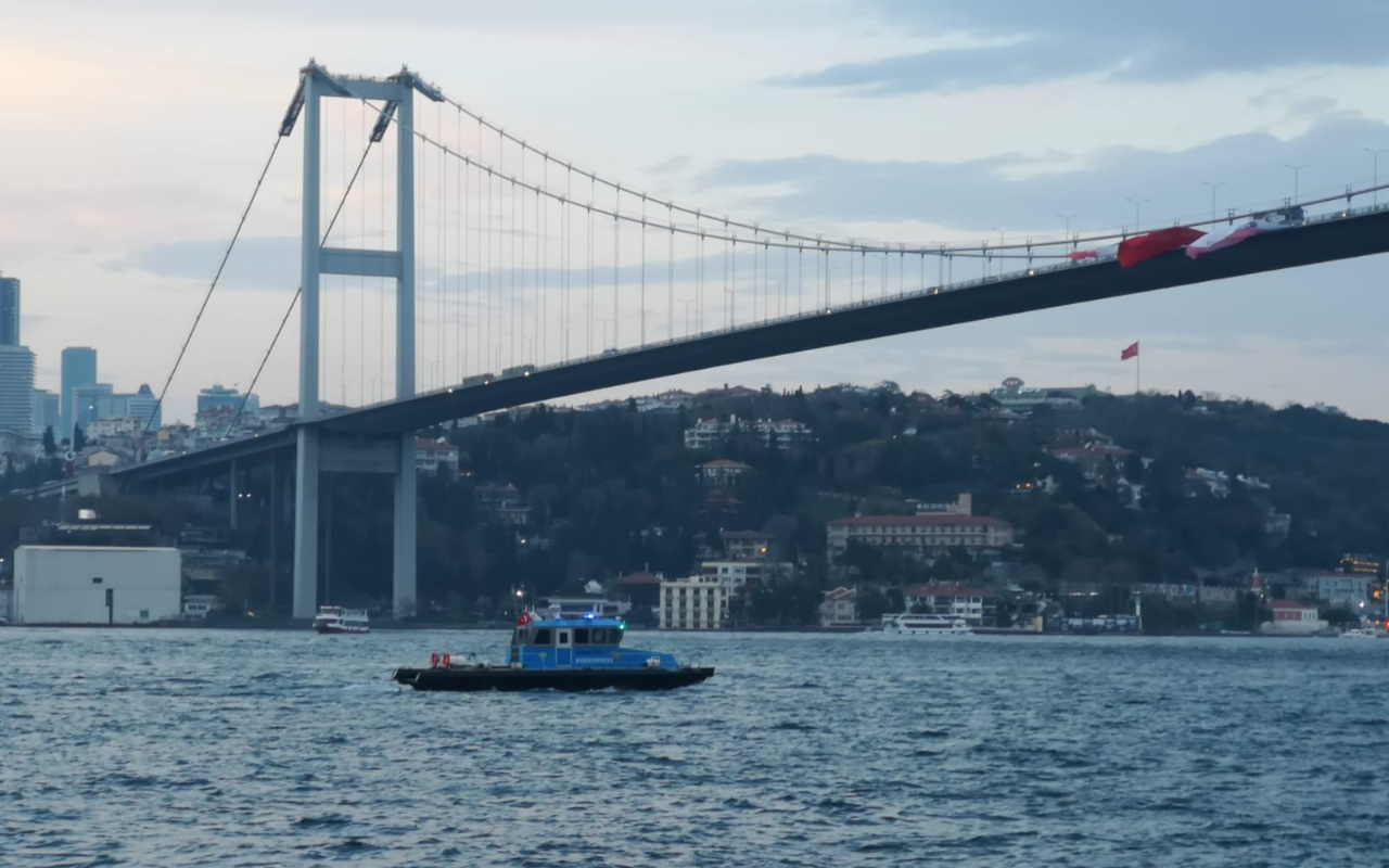 istanbul da kopruden atlayarak intihar eden kisiyi arama calismalari suruyor internet haber