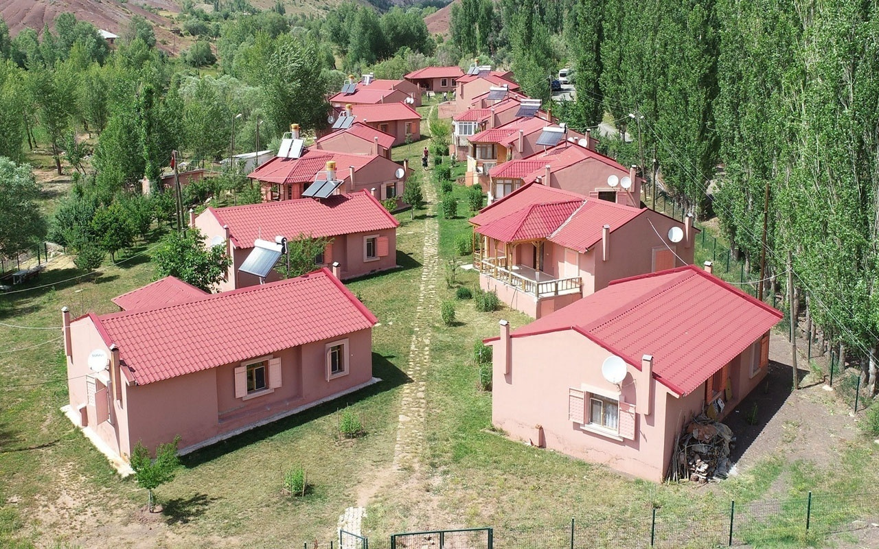 Tüm evler birbirinin aynısı! Sivas�ta ünlü iş adamı Bolucan köyünü