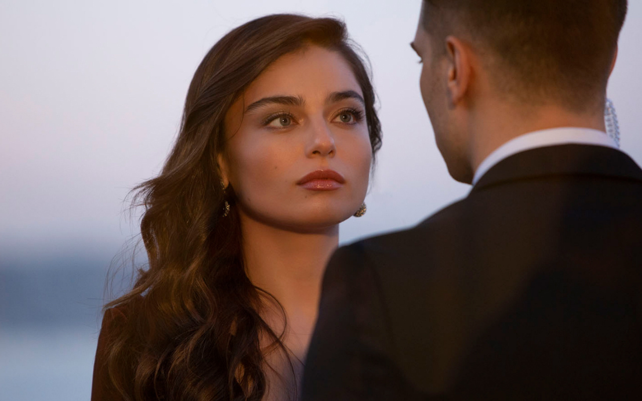 Séries Tv Avec Ayça Ayşin Turan Arıza'nın yıldızı Ayça Ayşin Turan'ı bir başka kadın oyuncuyla evli