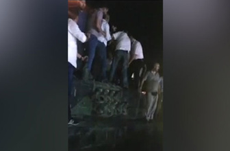 Vatandaşların tankı teslim alma anı (15 Temmuz videoları)