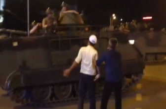 15 Temmuz’un en çarpıcı görüntüsü : Vur ulan vur!