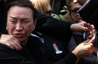 Demet Akbağ eşi Zafer Çika'nın cenazesinde ağlayarak Ata Demirer'in eline sarıldı