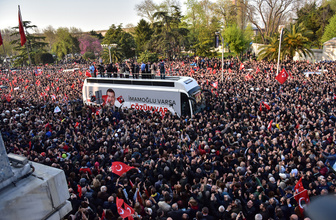 Saraçhane'de mazbata sonrası Ekrem İmamoğlu kalabalığı