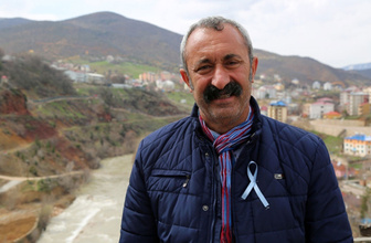 Tunceli'nin Komünist Başkanı Mehmet Fatih Maçoğlu'na traktör hediye etti
