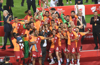 Ziraat Türkiye Kupası şampiyonu Galatasaray kupasını aldı