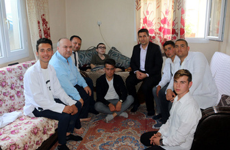 Hatay'da liseli gençler yaptıkları mause ile engelli Ahmet'e umut oldular