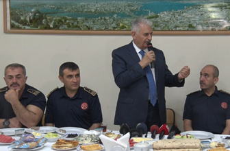 Binali Yıldırım itfaiyecilerle sahur yaptı