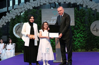 Cumhurbaşkanı Erdoğan'dan torununun mezuniyet töreninde renkli görüntüler