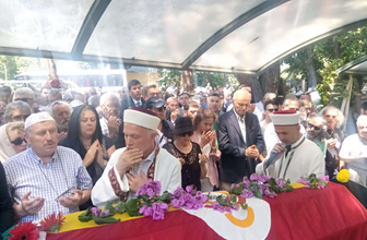 Enis Fosforoğlu'nun cenazesinde Hamdi Alkan ve eşinden skandal kare