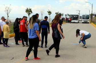 Keramet mi? Gizemli yola gidip deneme yapıyorlar! Olayı yaşayınca çok heyecanlandılar