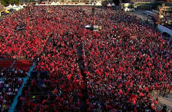Ellerinde Türk Bayrakları ile akın akın geldiler