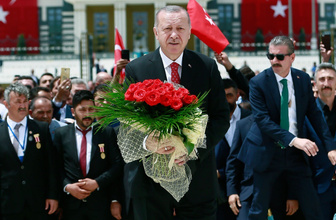 Erdoğan şehit evladıyla el ele anıta yürüdü! 15 Temmuz'un yıl dönümünde duygu dolu anlar