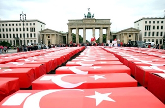 Türk bayrağına sarılı 251 tabut! Almanya'da duygu dolu 15 Temmuz anması