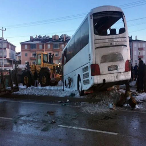 Konya Da Ogrencileri Tasiyan Otobus Devrildi 3 Olu 40 Yarali Internet Haber