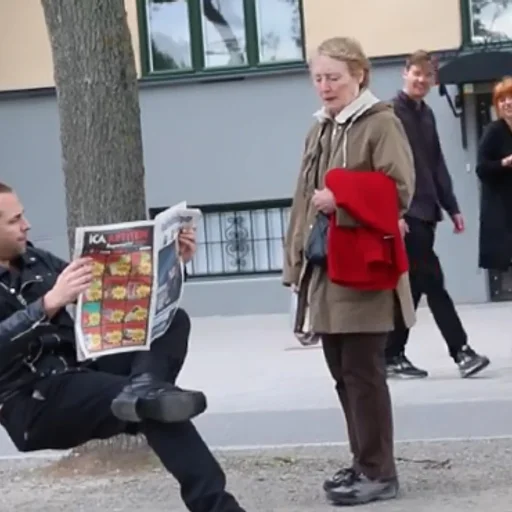 Gorunmez Sandalye Numarasi Ile Insanlari Trolleyen Adam Internet Haber