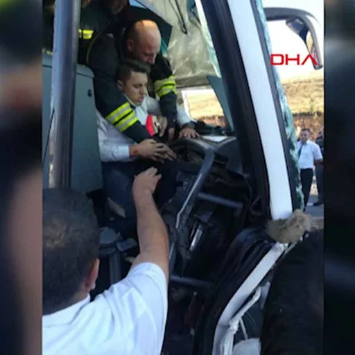 Erzurum Da Yolcu Otobusu Tir A Carpti 14 Yarali Internet Haber