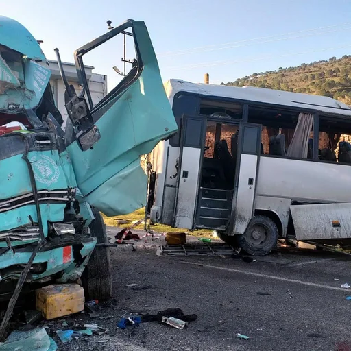 Izmir Bergama Da Servis Araci Ile Kamyon Carpisti 4 Olu 8 Yarali Internet Haber