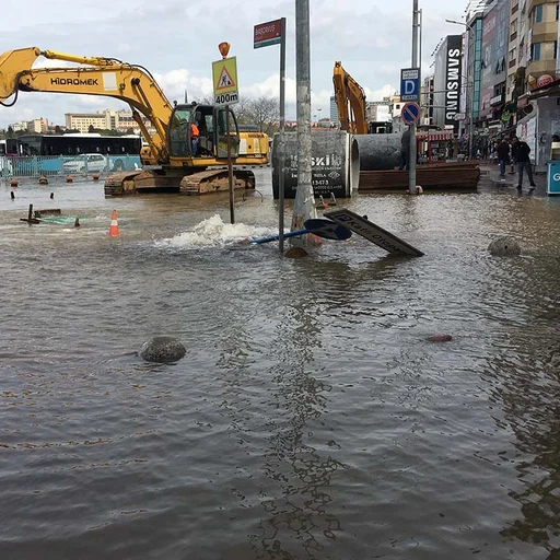 Iski Ekiplerinin Calismasi Sirasinda Atik Su Borusu Patladi Yol Gole Dondu Internet Haber