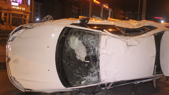 Beylikdüzü'nde korkutan kaza! Otomobil takla attı
