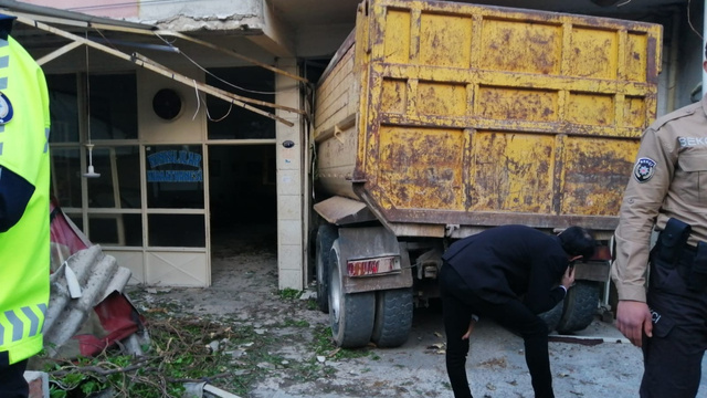 İzmir'de freni boşalan kamyon kahvehaneye daldı