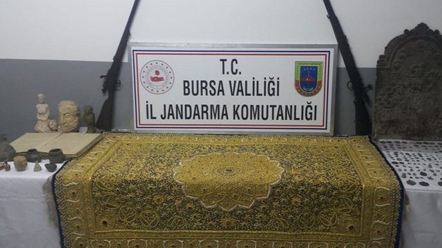 Bursa'da altın ve yakut işlemeli halıyı satarken suçüstü yakalandı