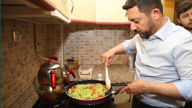 NEVŞEHİR Belediye Başkanı Rasim Arı üniversite öğrencilerine menemen yaptı