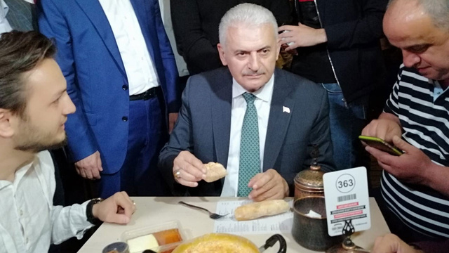 Binali Yıldırım sahurda vatandaşlarla bir araya geldi