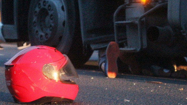 Körfez'de feci kaza: TIR altına aldı metrelerce sürükledi