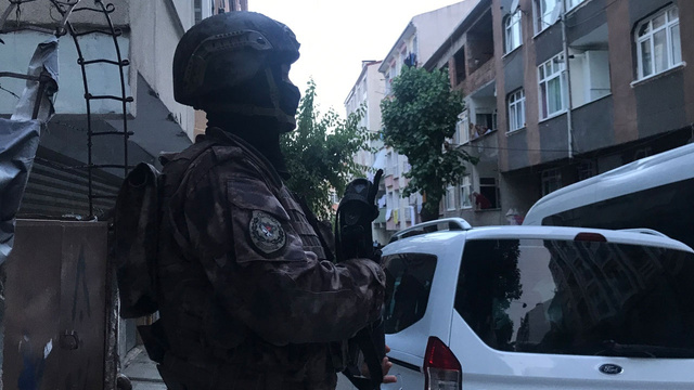 Esenler’de şafak vakti helikopter destekli narkotik operasyonu: 35 gözaltı