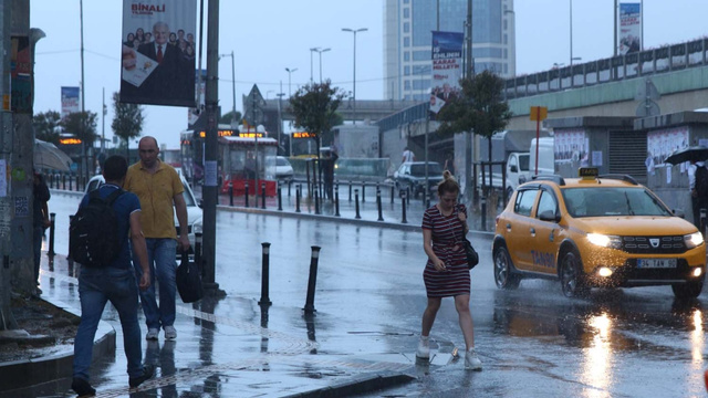 İstanbullular güne yağmurla başladı yollarda kazalar yaşandı