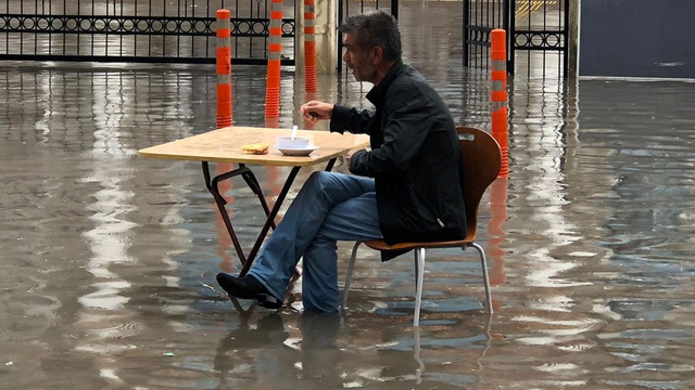 Göle dönen yol ortasında çorba keyfi