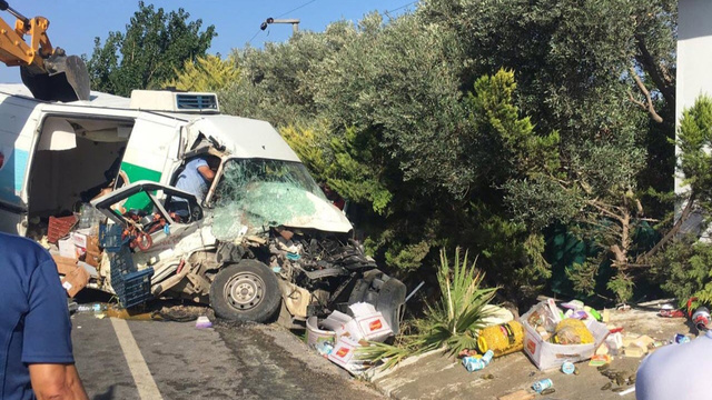 Minibüs, trafik levhasına ardından çöp konteynerine çarptı: 3 yaralı