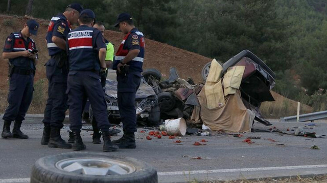 Muğla'da feci kaza: Karayolu kan gölüne döndü