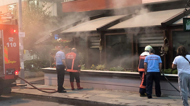 Ankara'da restoranda çıkan yangında dükkan sahibi gözyaşlarını tutamadı