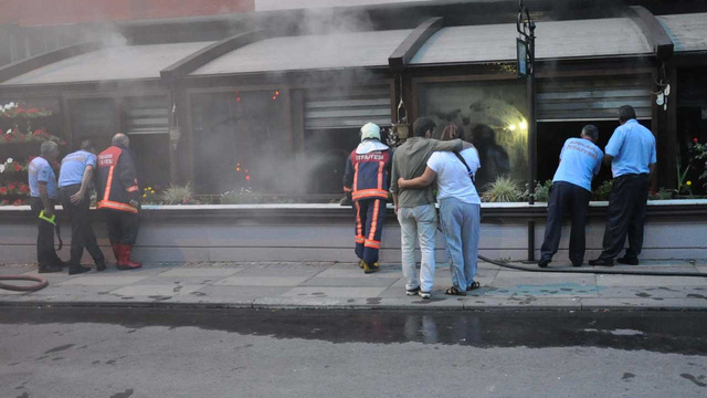 Restoranın yanışını gözyaşları ile izledi