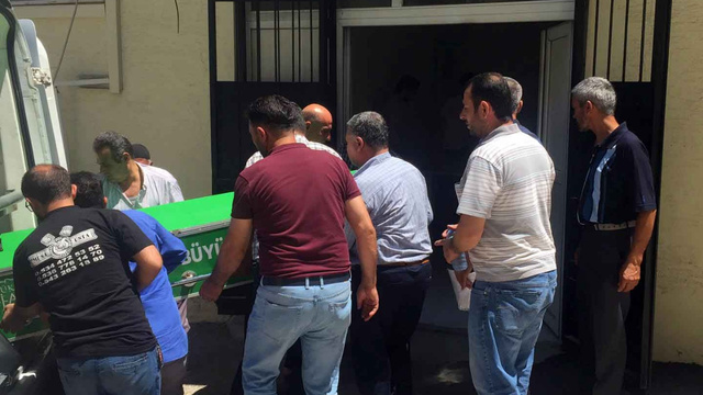 Gaziantep'de demir bahçe kapısının altında kalan çiftçi öldü