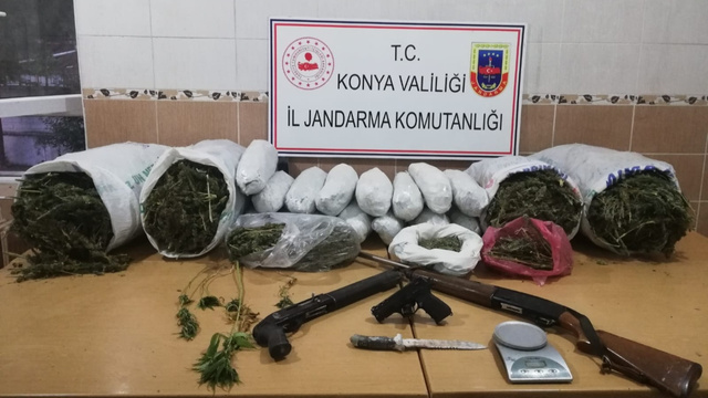 Konya'da baba oğul 49 kilo esrar ile yakalandı