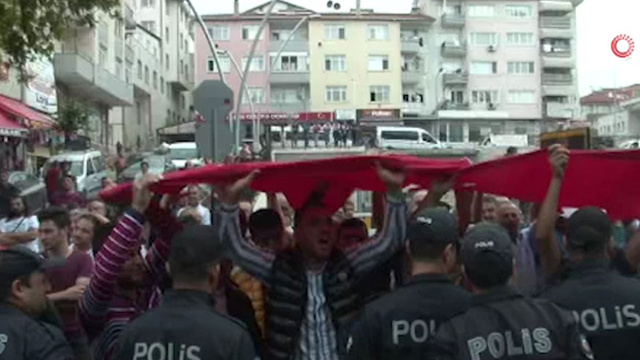 Kocaeli'de belediye önünde eylem yapan pazarcılara polis müdahale etti