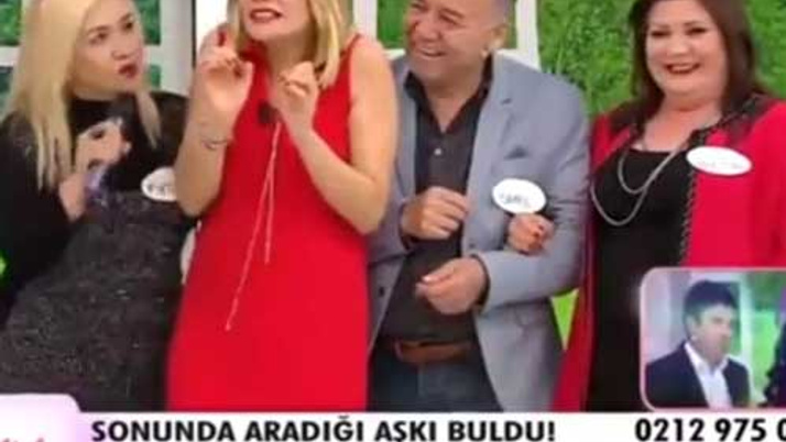 Esra Erol'un fermuarı açılınca... Canlı yayında frikik ...