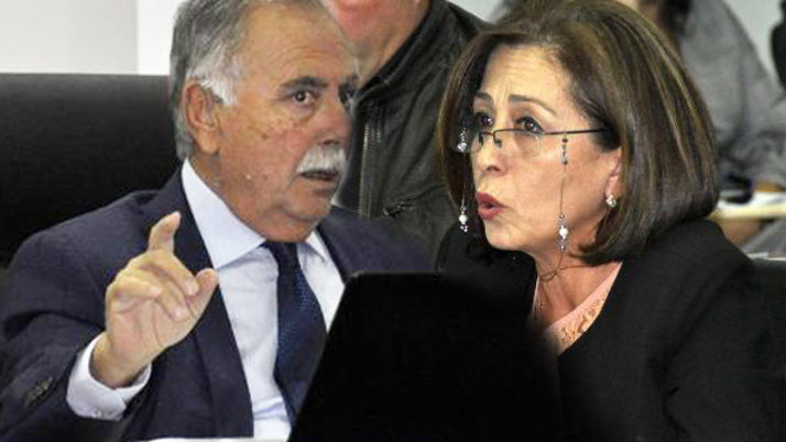 CHP'li başkanın iğrençliğine bakın! Herkesin önünde kadın üyeye ...