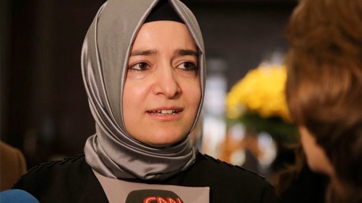 Bakan Kaya'dan uçakta fenalaşan kadına müdahale