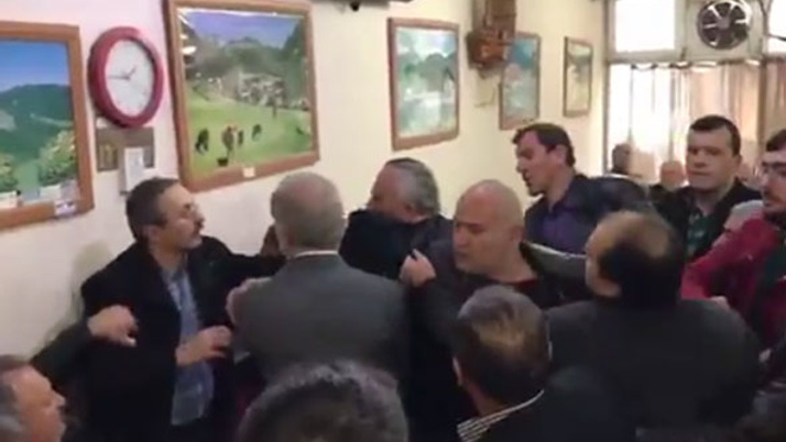 CHP'li vekil 'evet' diyen vatandaşı yumrukladı!