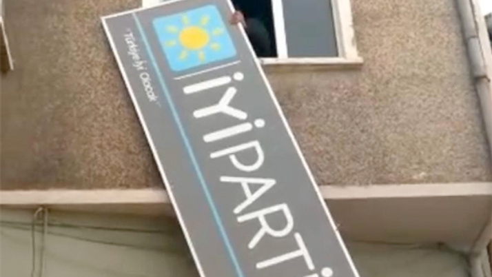 Gemlik'te İYİ Parti'nin tabelaları indirildi