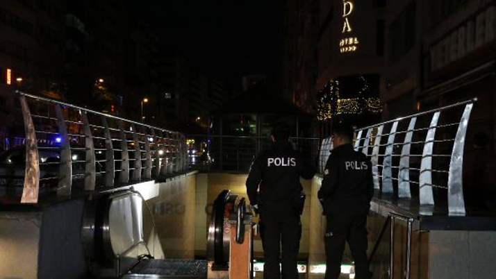 Osmanbey metro durağında bir kişi raylara atladı
